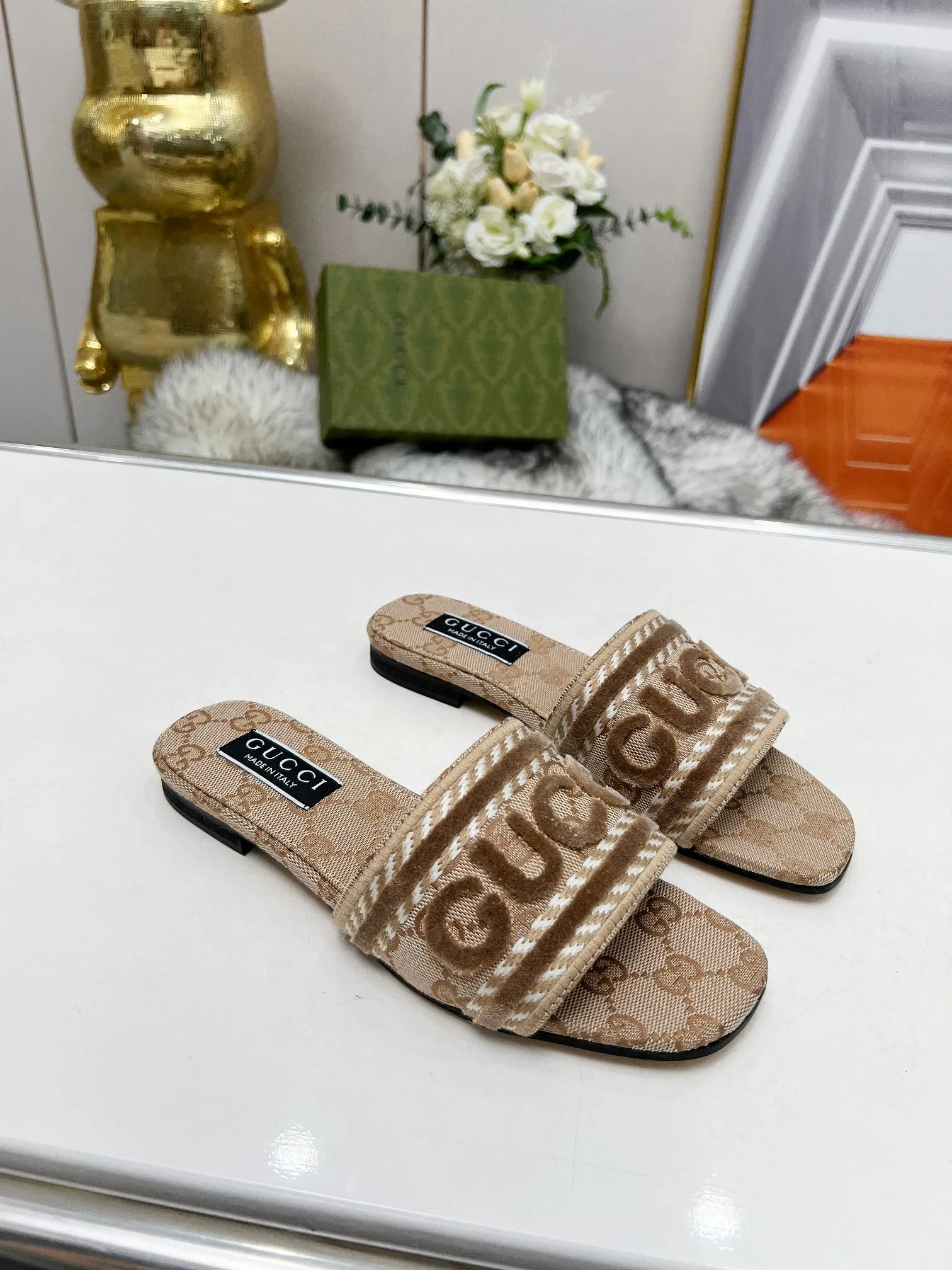 👟👟Ex-factory price 340👟👟 Genuine leather sole 200 Gucci 2024/Spring and summer new electric embroidery flat slippers hot style online —————————————— Perfect interpretation! The original development supports any comparison in the market! Carefully crafted materials! Months in the making! The pattern is extremely beautiful! Unique charm. The fabric is made from the original one-to-one ratio! Flash sale market free version! The thorn lines and three-dimensional effect are full! High-end and high-end Factory No.: 828-16 ꫛꫀꪝ Go➫ Materials: ❶ Upper: Electric embroidery environmentally friendly washed denim fabric ❷ Feet: imported sheepskin, lining sheepskin. ❸Outsole! Original Italian leather outsole ➕ Rubber outsole ........................................ ♡Size: 35-44 ♡Colour: 1cm